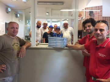 Anziani soli, la solidarietà in una pizza a domicilio